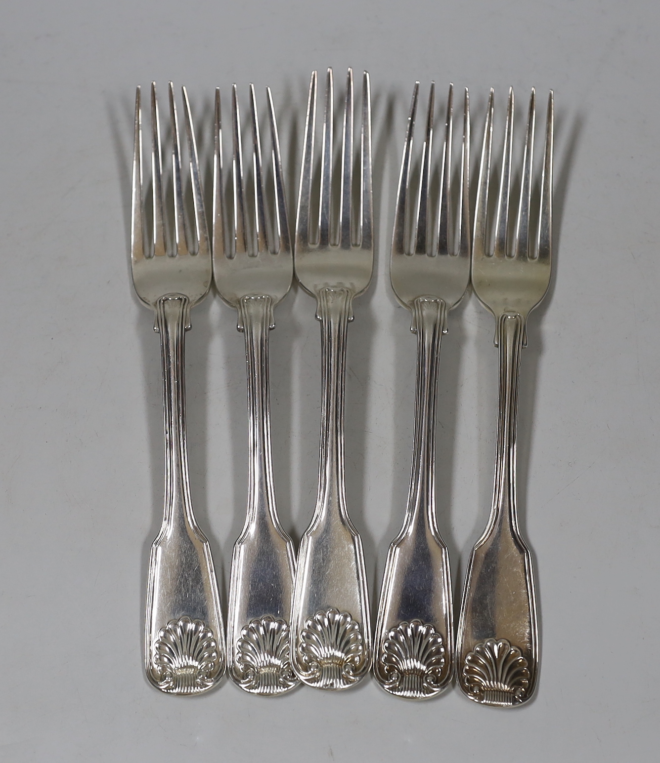 A harlequin set of five George IV/William IV silver fiddle, thread and shell pattern table forks, various dates and makers, 12.6oz.